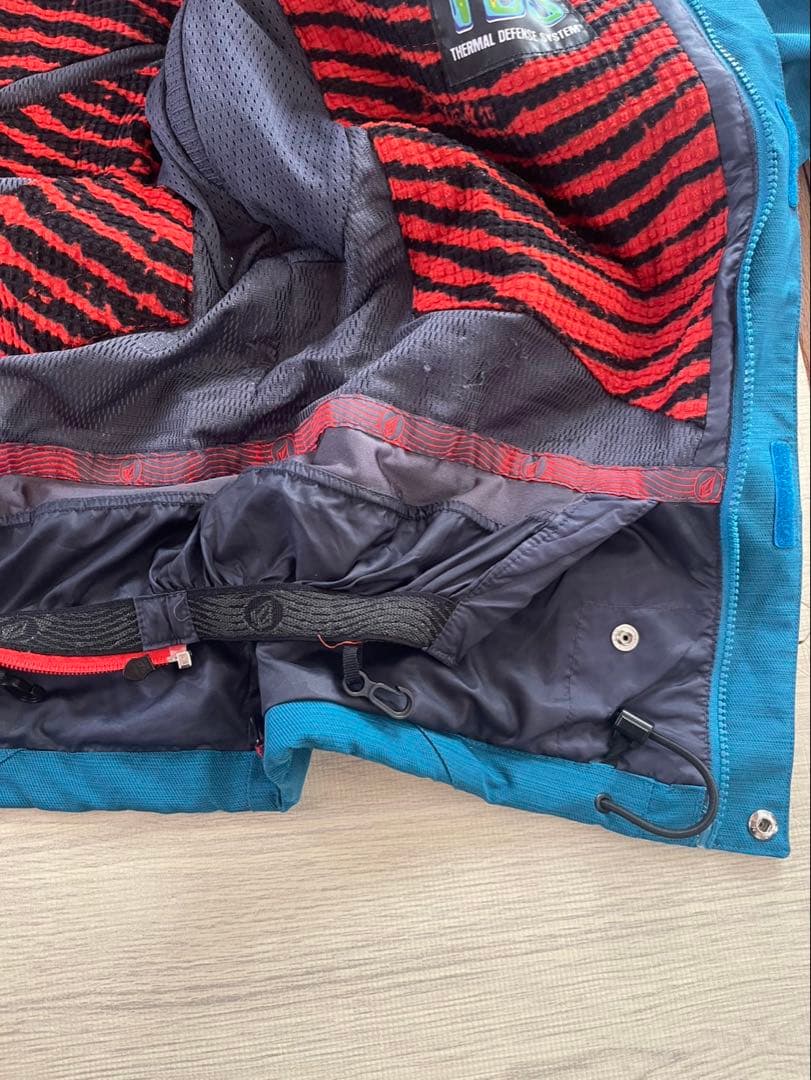 最終特別お値下げ❣️VOLCOMスノーボードウェア Lサイズ 上下セット　暖かい