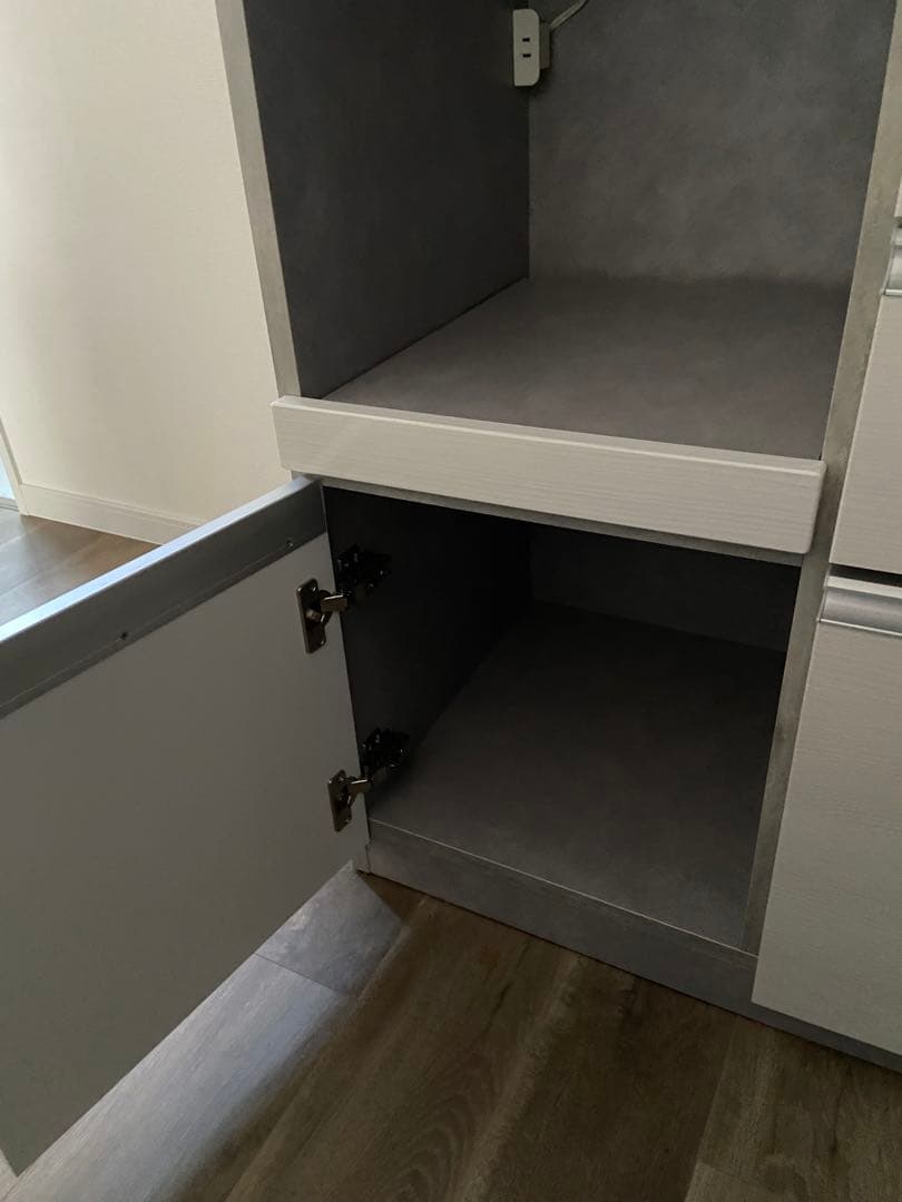 グレーの食器棚 4引き出し 3棚、カップボード、キッチン収納