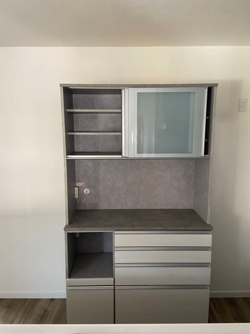 グレーの食器棚 4引き出し 3棚、カップボード、キッチン収納