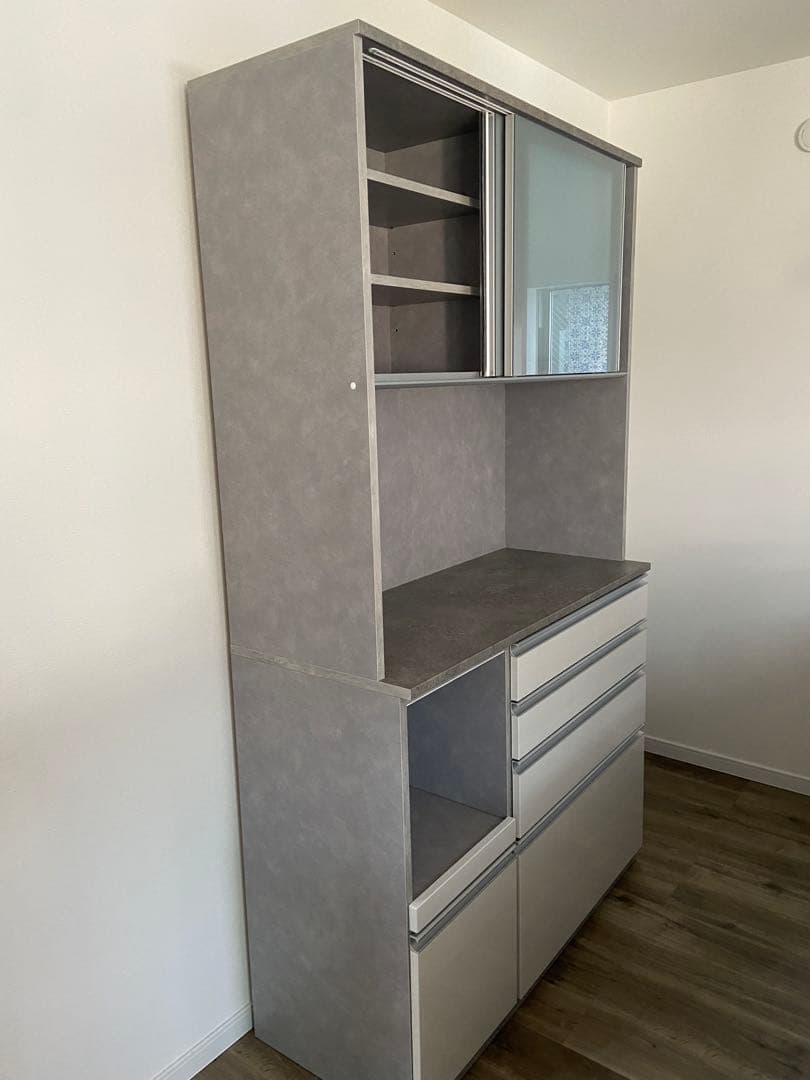 グレーの食器棚 4引き出し 3棚、カップボード、キッチン収納