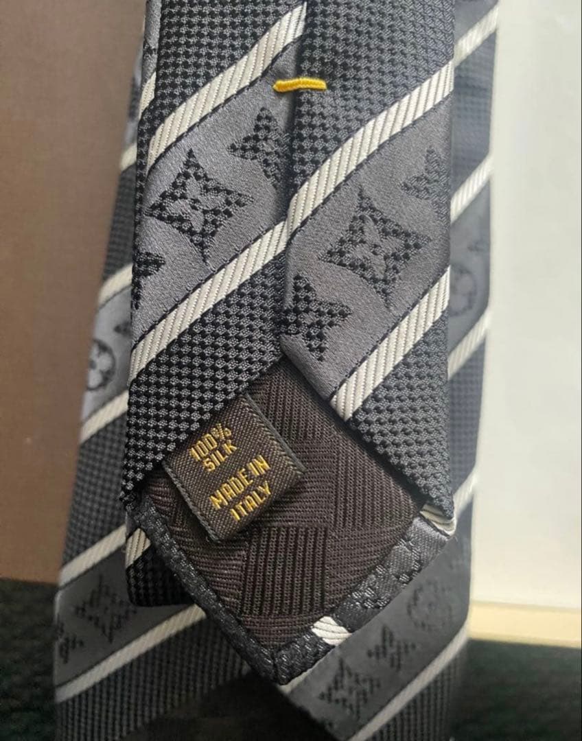 『新品』　LOUIS VUITTONネクタイ　ルイヴィトン　シルク　ストライプ
