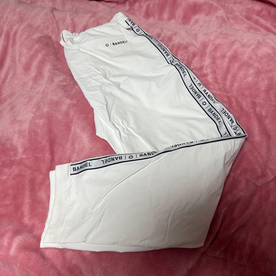 BANDEL ホワイトパンツ サイドロゴ入り