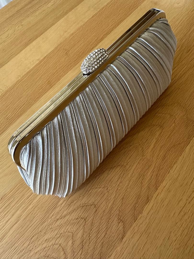 東京イギン　シルバー プリーツデザイン クラッチバッグ
