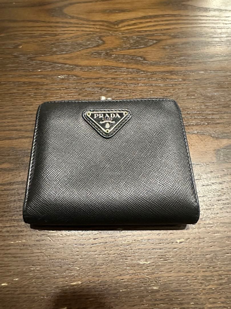 PRADA ブラック サフィアーノレザー 二つ折り財布