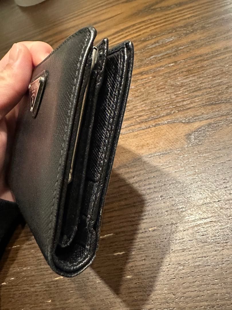 PRADA ブラック サフィアーノレザー 二つ折り財布