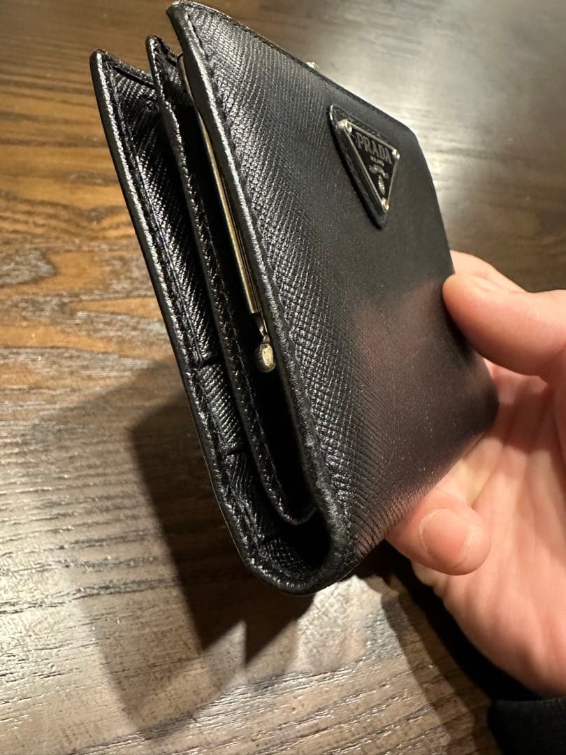PRADA ブラック サフィアーノレザー 二つ折り財布