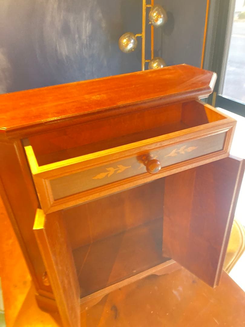 フラワーインレイ木製キャビネット