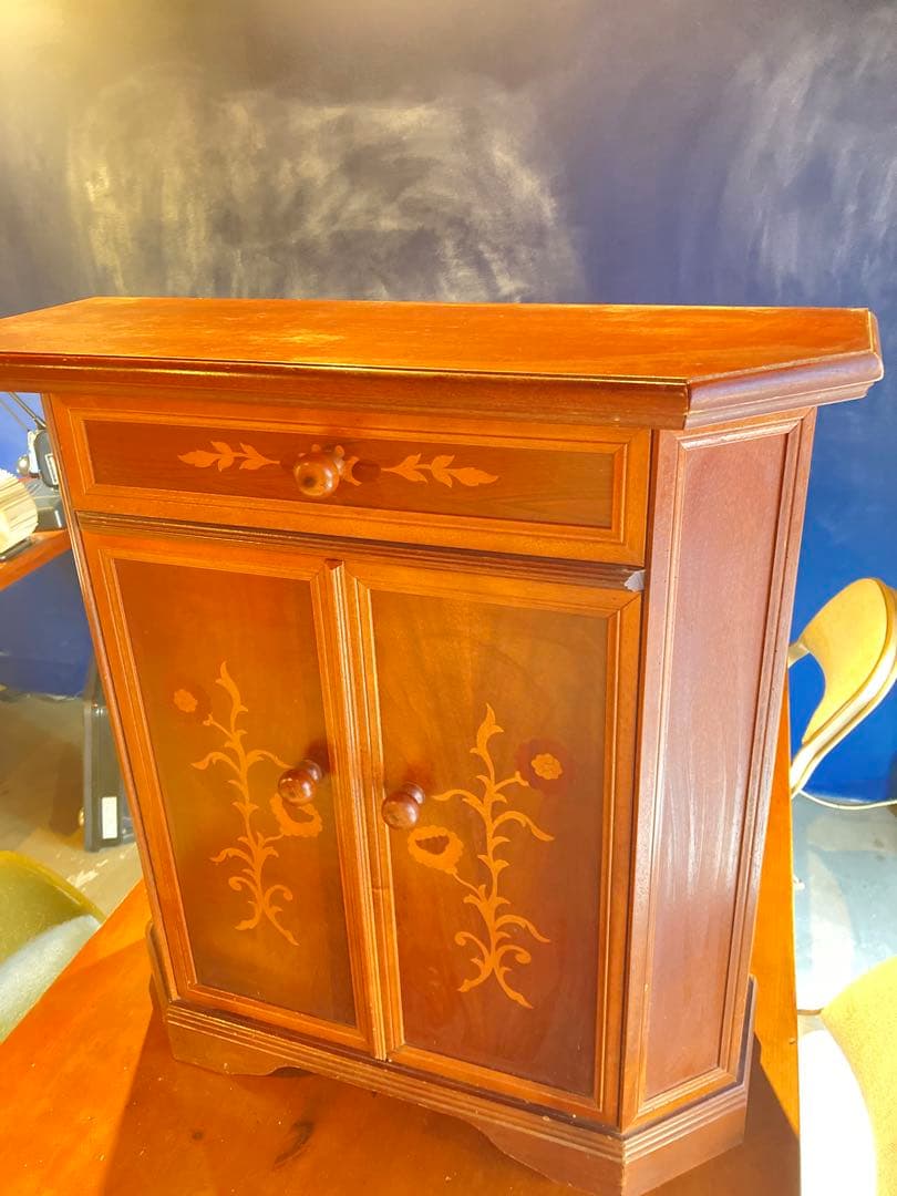 フラワーインレイ木製キャビネット