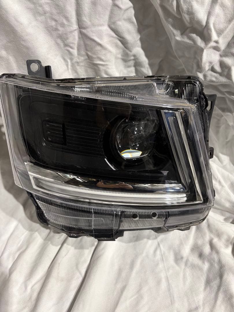 いすゞエルフ右LED ヘッドライトNPR88AM