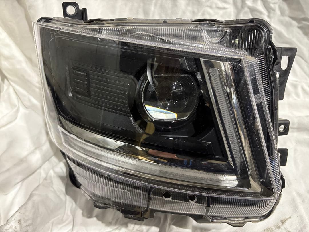 いすゞエルフ右LED ヘッドライトNPR88AM