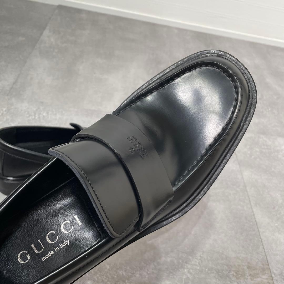 GUCCI グッチ エンボスロゴ ローファー レザー　1101465