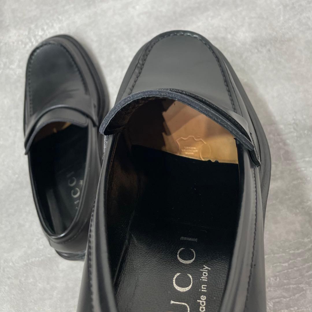 GUCCI グッチ エンボスロゴ ローファー レザー　1101465