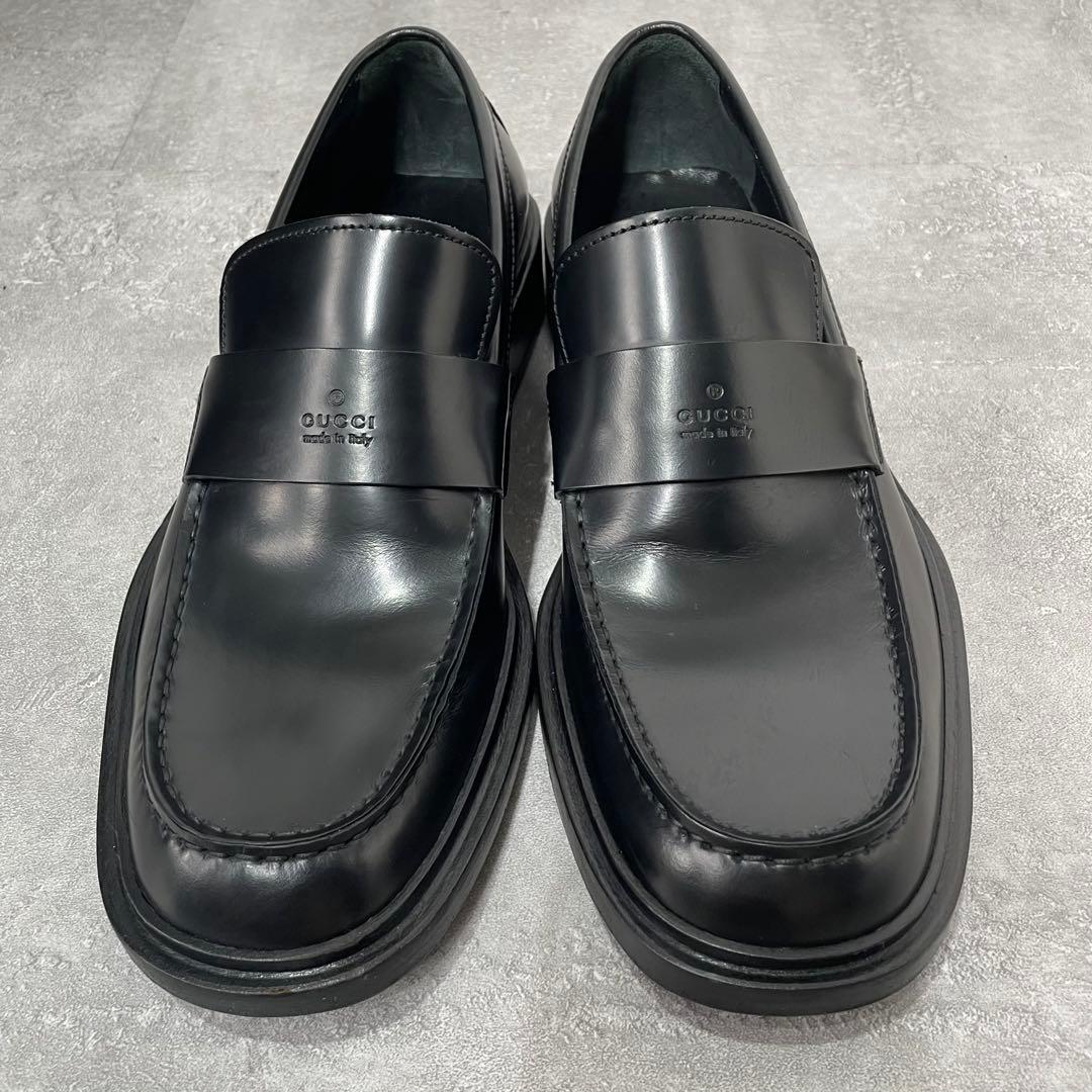 GUCCI グッチ エンボスロゴ ローファー レザー　1101465