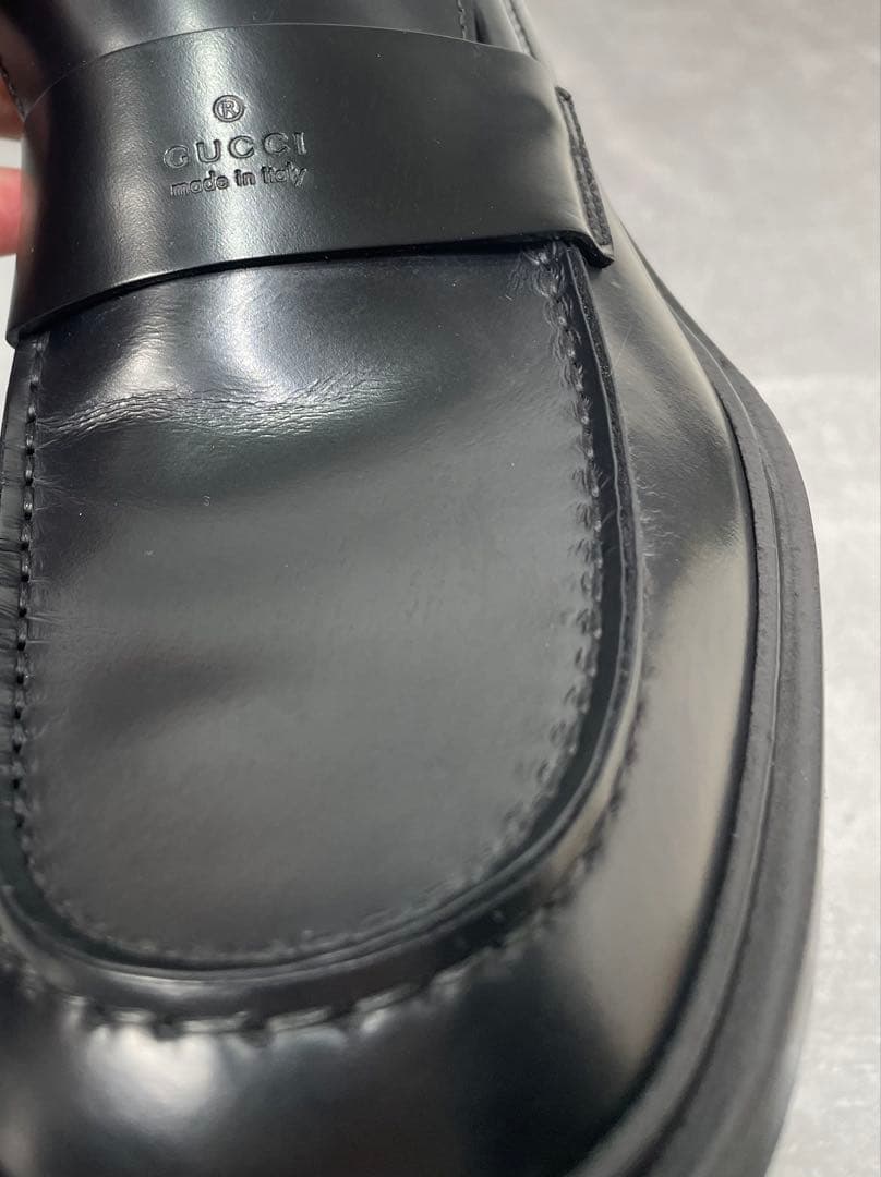 GUCCI グッチ エンボスロゴ ローファー レザー　1101465