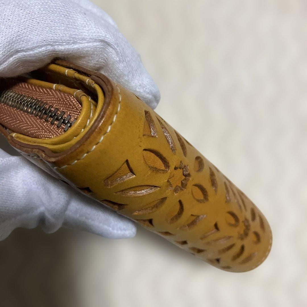 (美品) genten ゲンテン　カットワークレザー　二つ折り財布　オシャレ