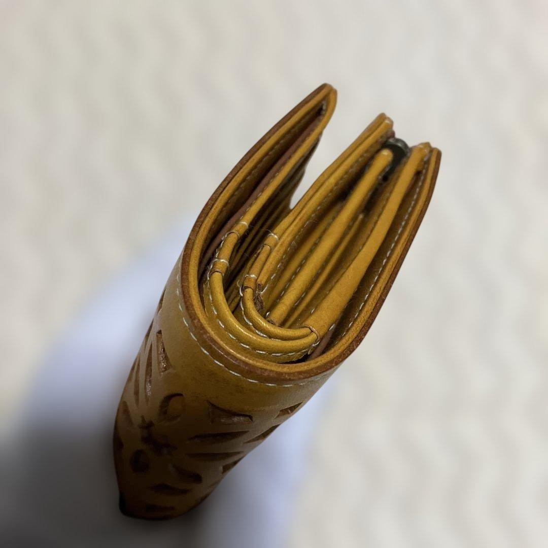 (美品) genten ゲンテン　カットワークレザー　二つ折り財布　オシャレ