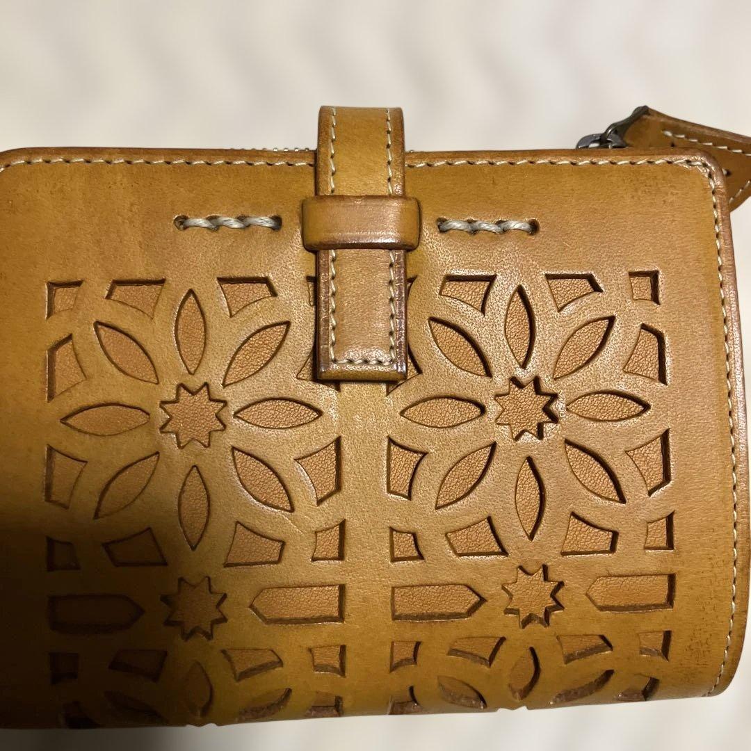 (美品) genten ゲンテン　カットワークレザー　二つ折り財布　オシャレ