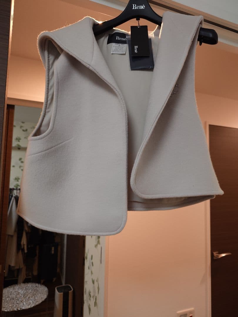 美人百花コート下にRene ルネ　2025年　佐々木希さん雑誌掲載　ジレ