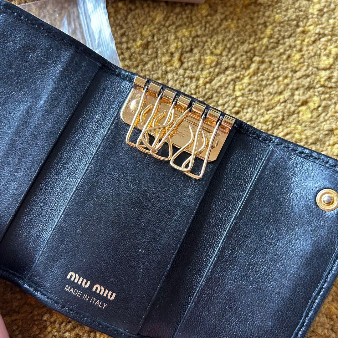 miu miu ブラック レザー キーケース