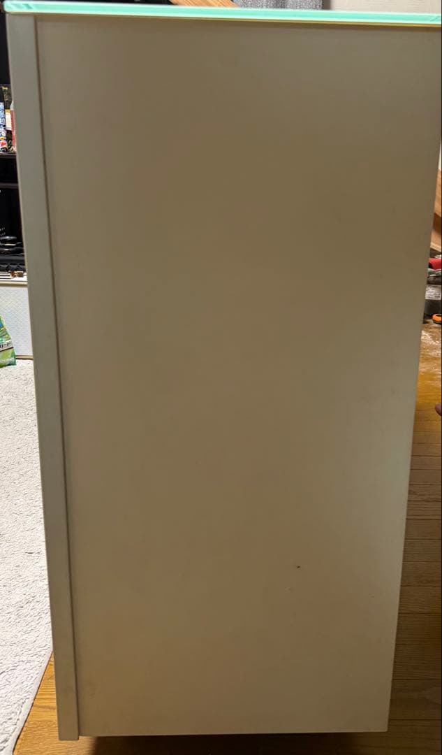 赤と白の食器棚・キッチンカウンター