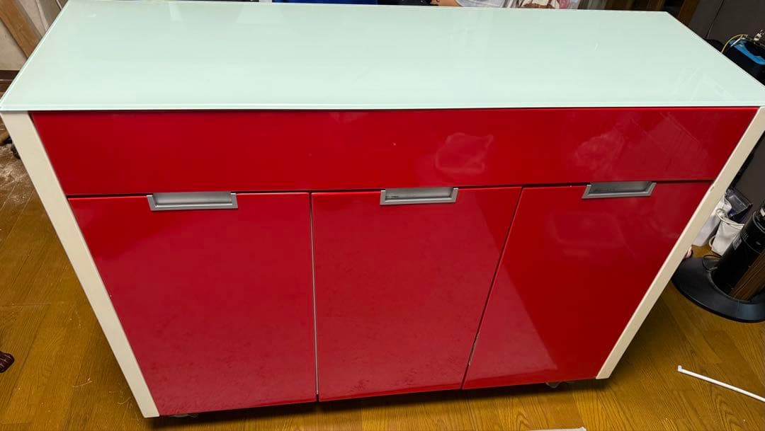赤と白の食器棚・キッチンカウンター