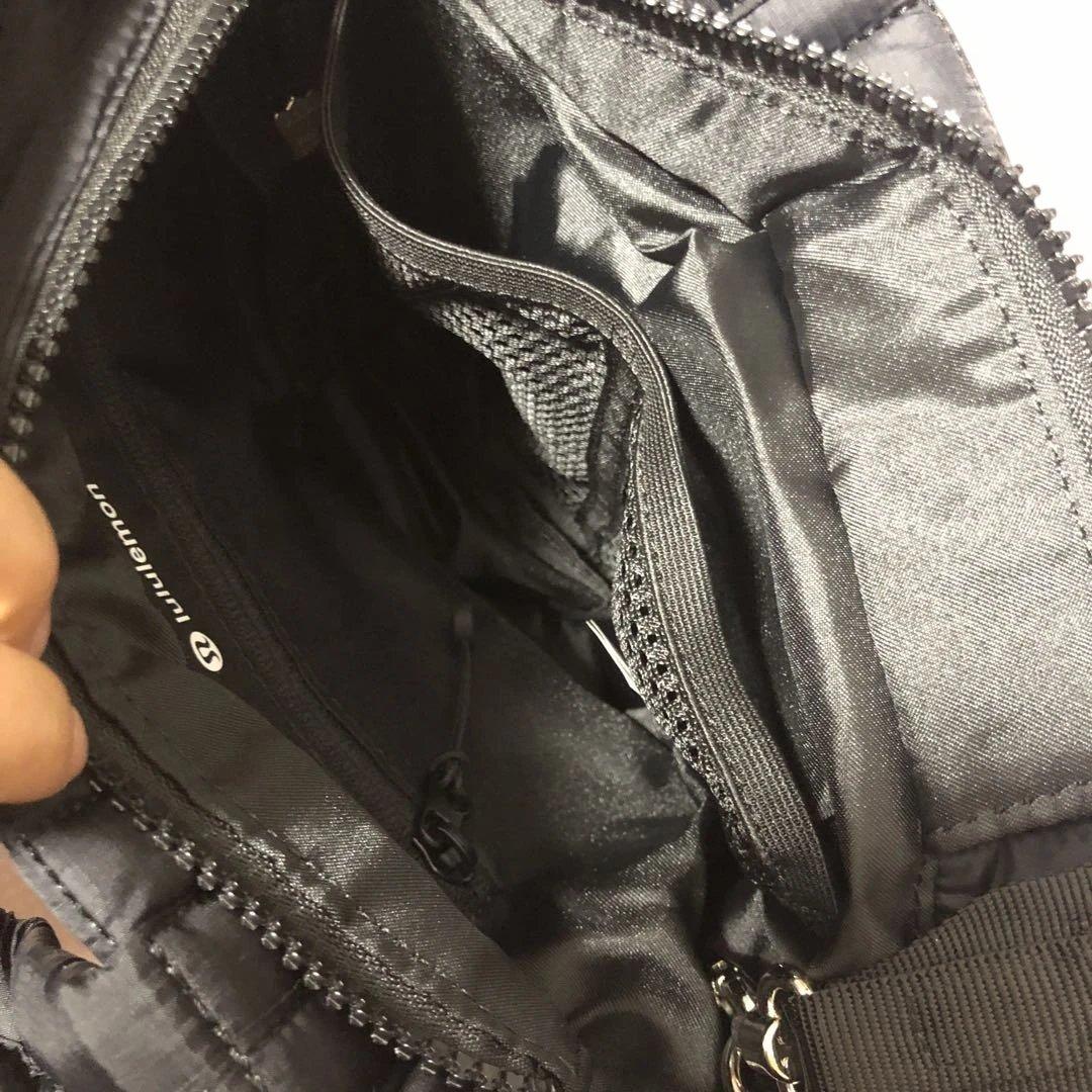 即決セール！ルルレモン　Lululemon 黒 ナイロンショルダーバッグ