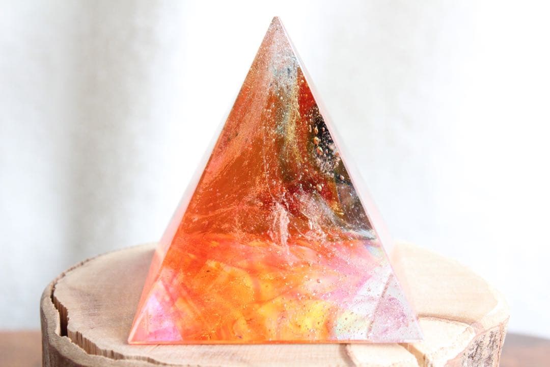 シエラネバダ産アンダラクリスタル　ピラミッド　マルチカラー
