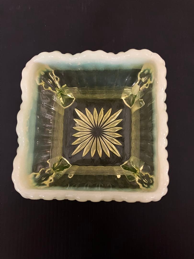 アンテイーク ウランガラス製の四角小物入れ ヴァセリン　ガラス　ブラックライト付