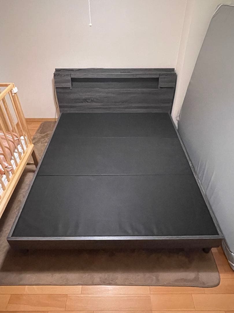 クイーンベッドフレーム ブラックグレー 木目調LED・コンセントUSBポート・棚