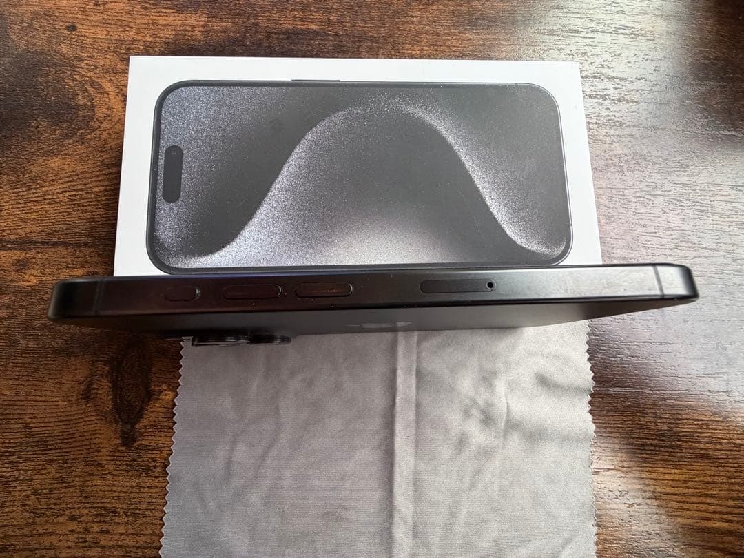 Apple iPhone 15 Pro 本体