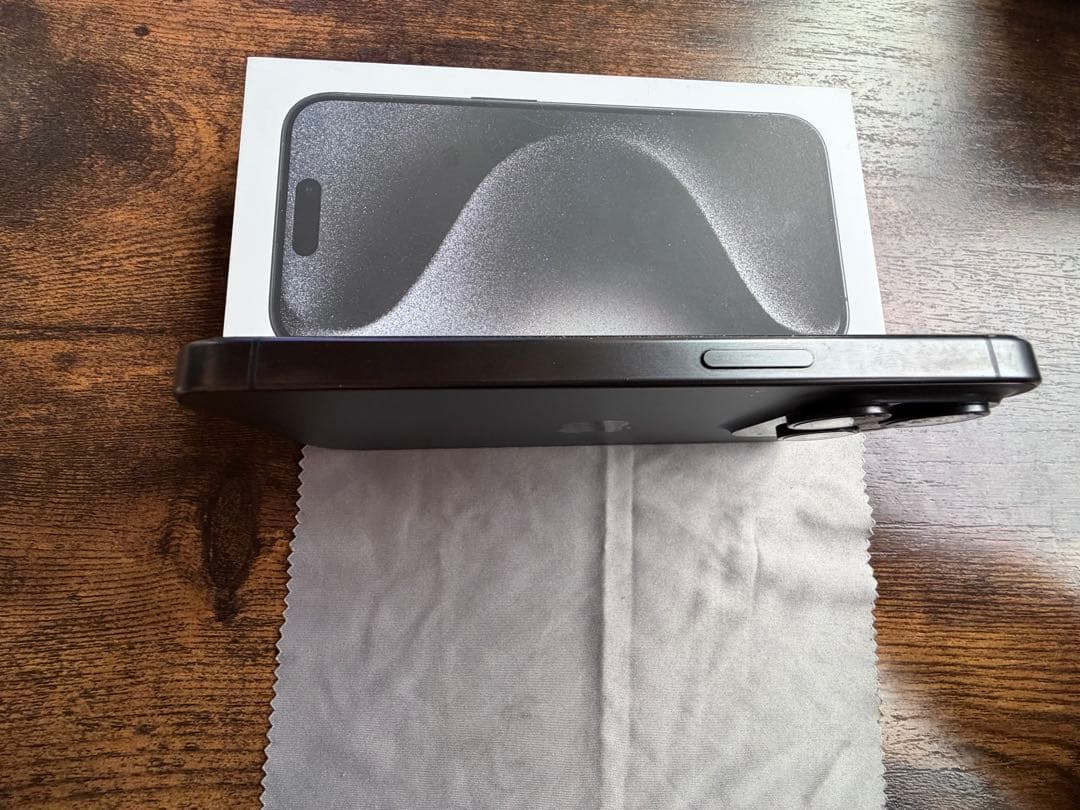 Apple iPhone 15 Pro 本体