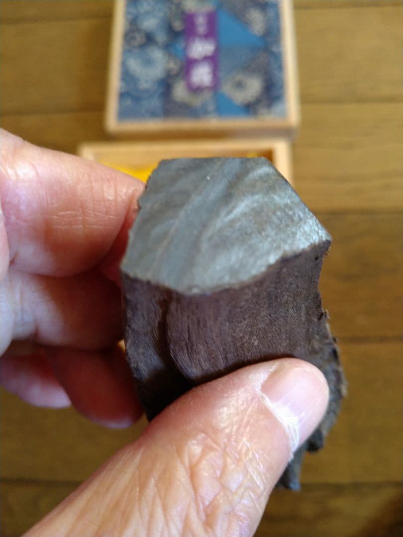 香木.伽羅.沈香.六国五味. 36.31g 木箱入り