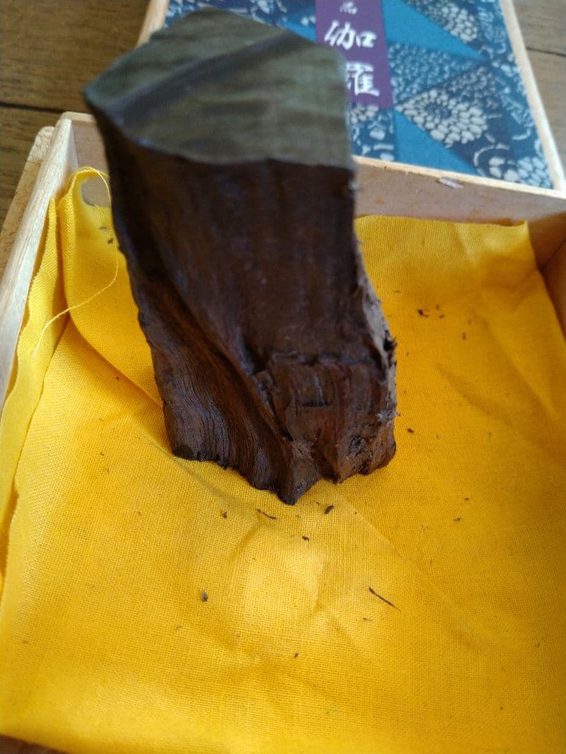 香木.伽羅.沈香.六国五味. 36.31g 木箱入り