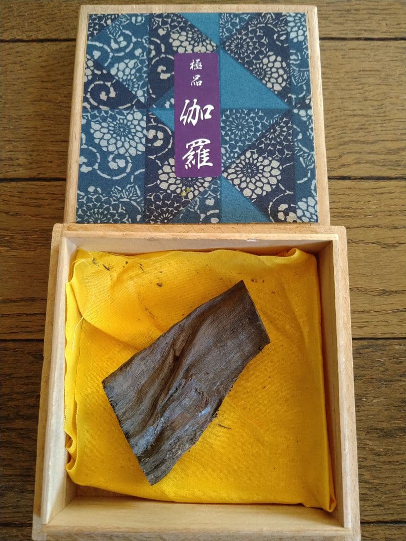 香木.伽羅.沈香.六国五味. 36.31g 木箱入り