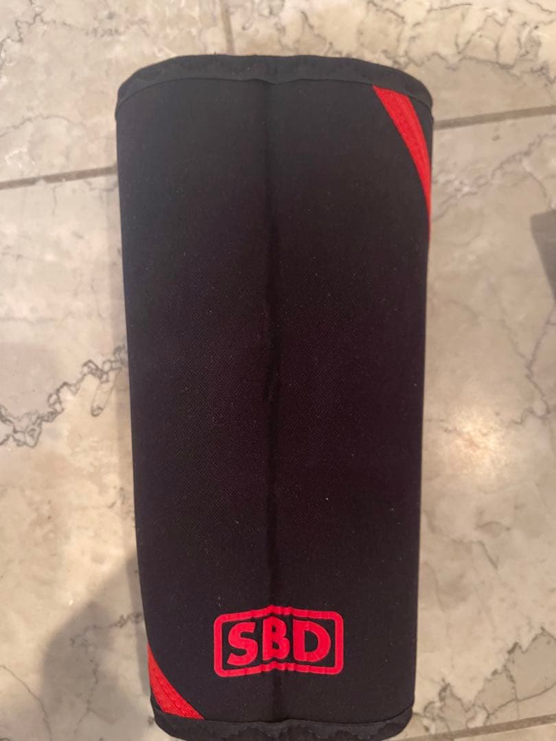 SBD ニースリーブMサイズ 黒/赤