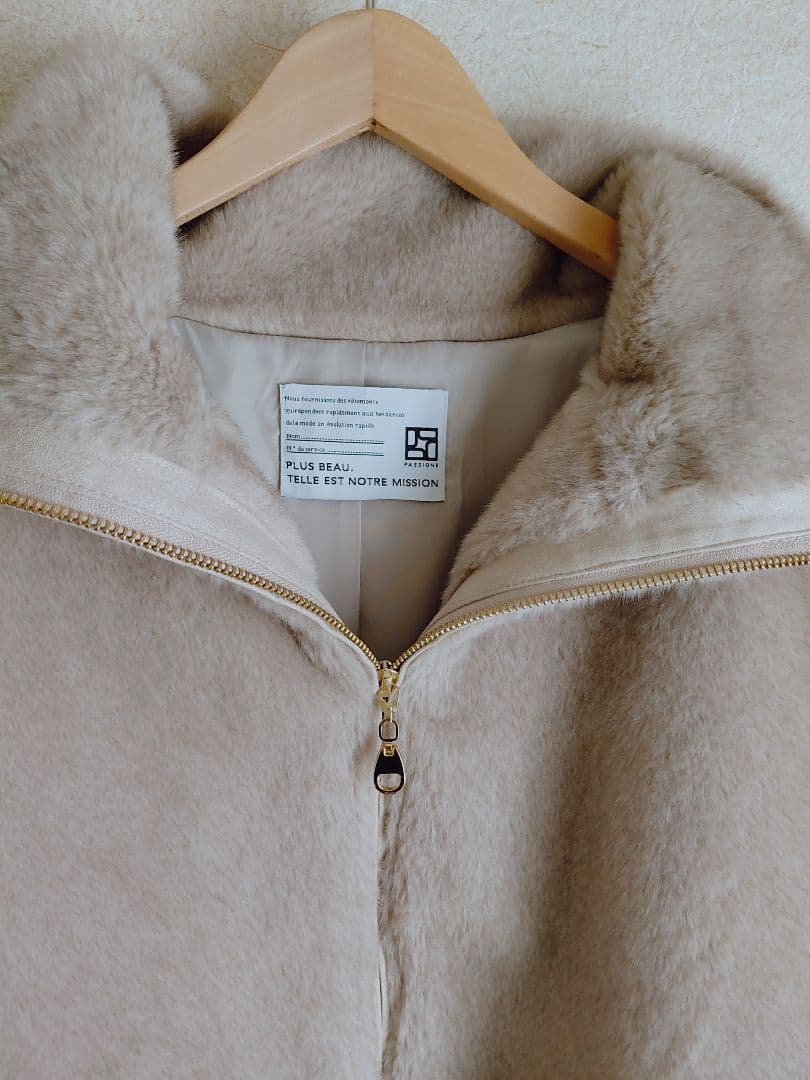 新品タグ付　PASSIONE Robe ベスト　ベージュ ハイネックジレ　ミンク