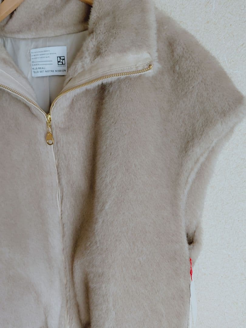 新品タグ付　PASSIONE Robe ベスト　ベージュ ハイネックジレ　ミンク