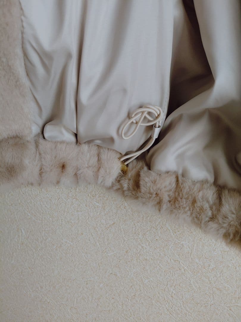 新品タグ付　PASSIONE Robe ベスト　ベージュ ハイネックジレ　ミンク