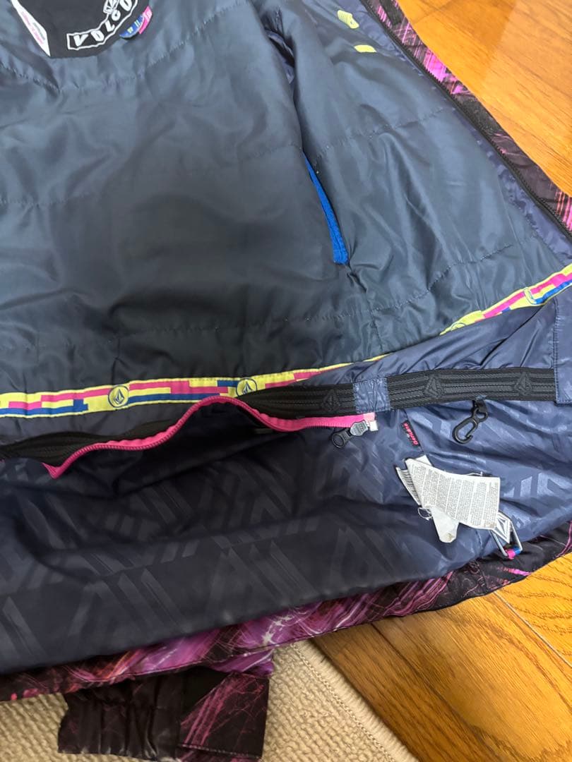 ボルコム スノーボードジャケット 女性用 黒ピンク