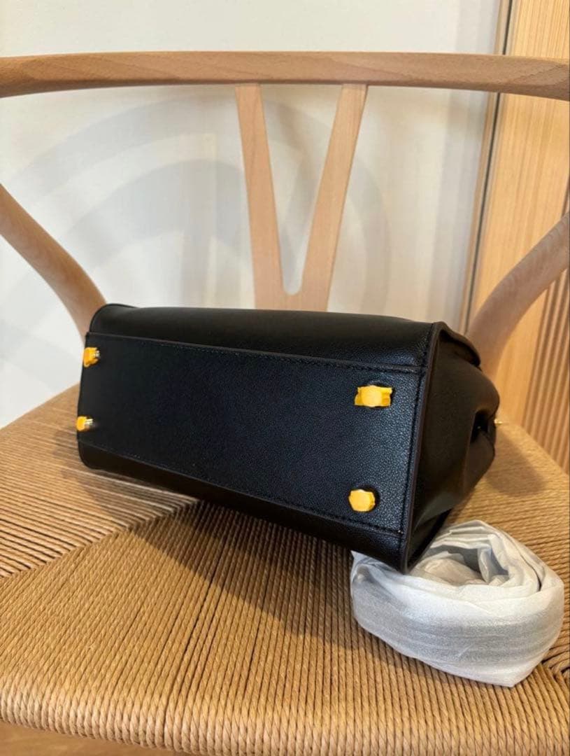 本革　ブラックハンドバッグ ゴールド金具付き　ノーブランド