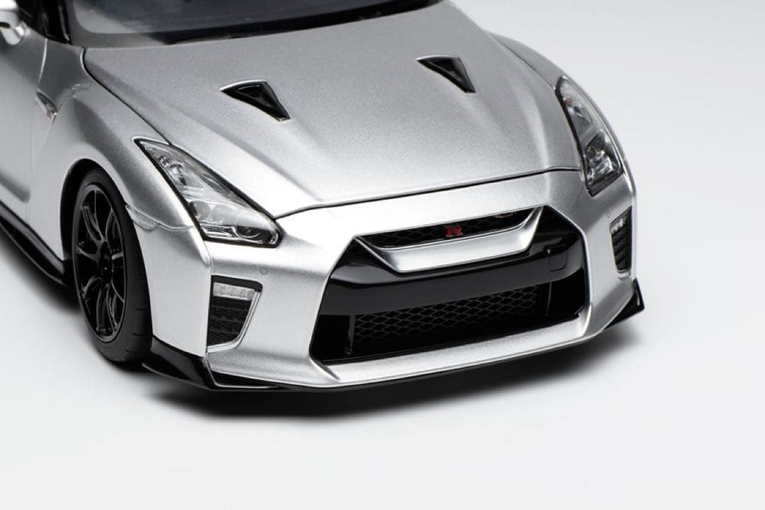 モーターヘリックス GT-R R35 トラックエディション　シルバー　1/18