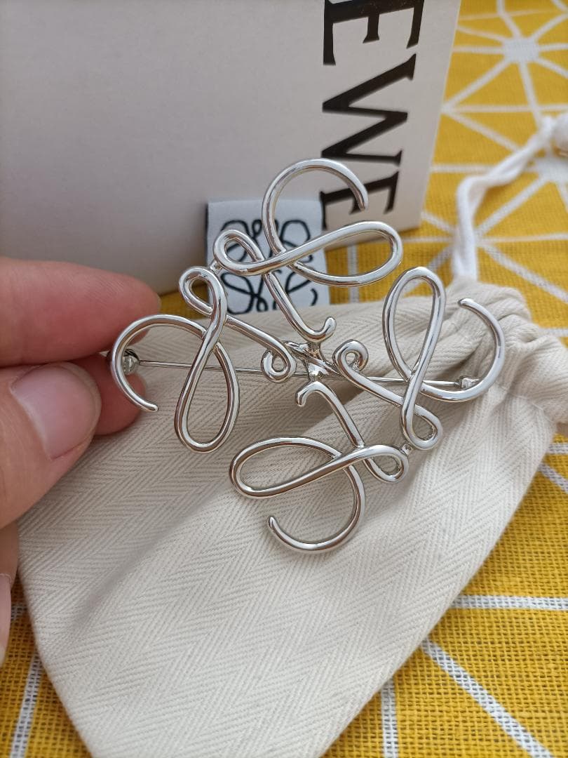 即発送❤️‍ロエベ ブローチ シルバー レディース アクセサリー loewe