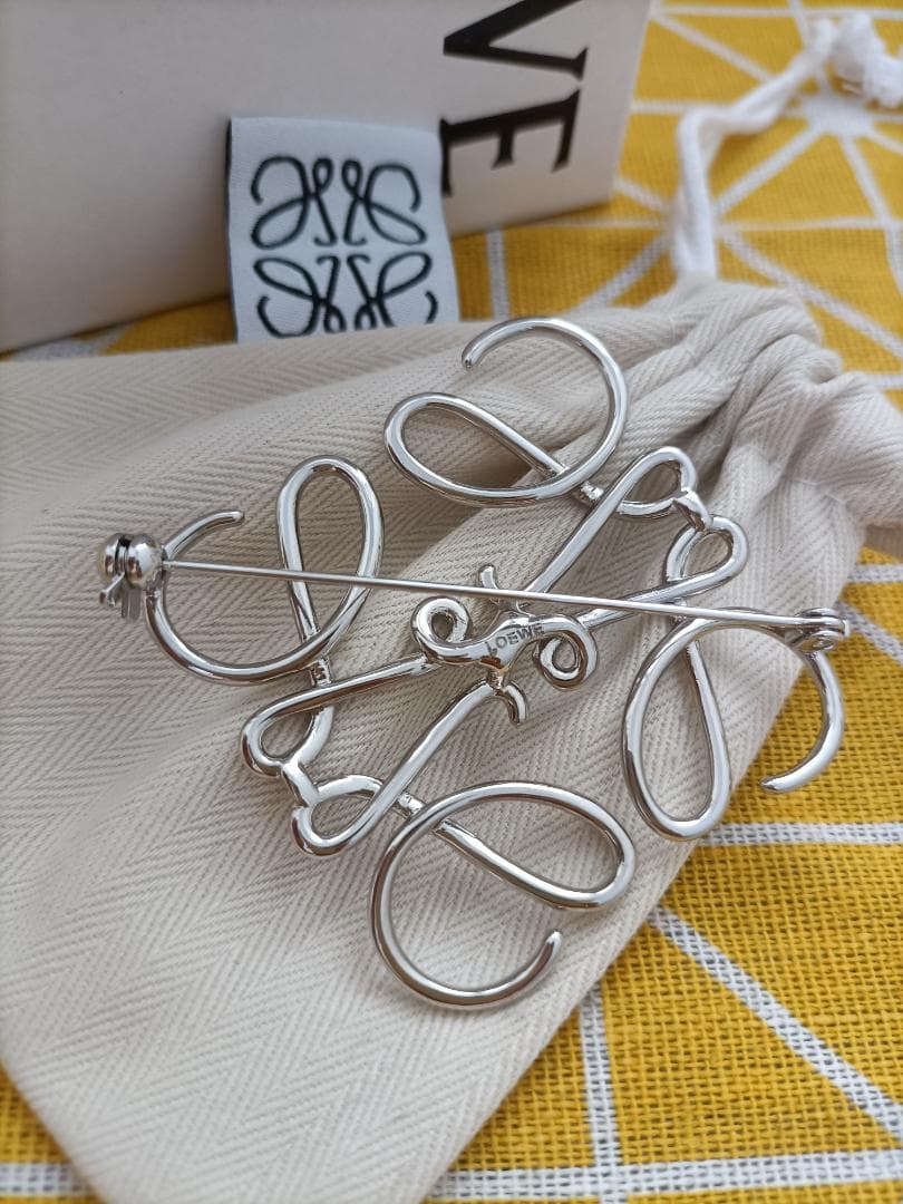 即発送❤️‍ロエベ ブローチ シルバー レディース アクセサリー loewe