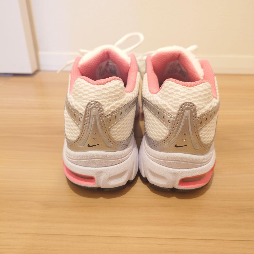 NIKE　MOTO 2K 23.5cm