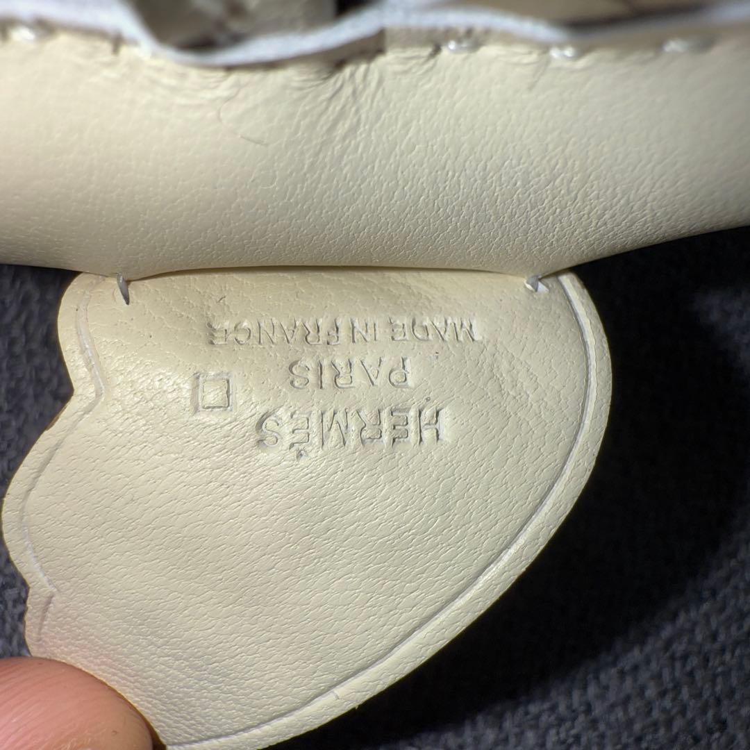 エルメスペガサスチャーム白　クロコ型押し