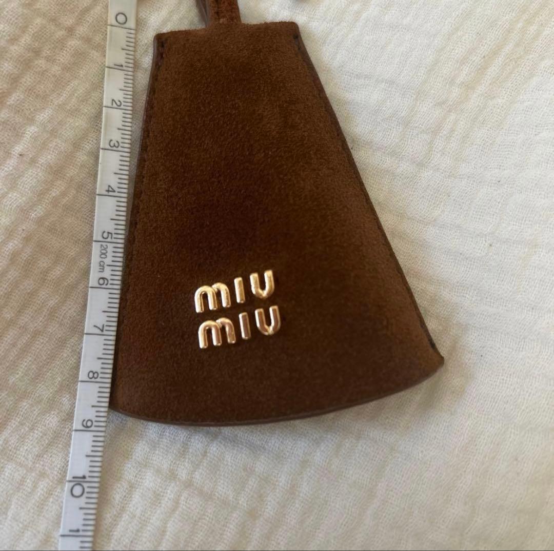 未使用★miu miu ミュウミュウ チャーム キーホルダー 茶 スエード