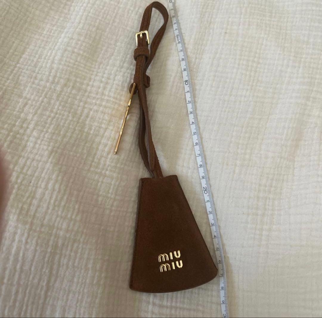 未使用★miu miu ミュウミュウ チャーム キーホルダー 茶 スエード