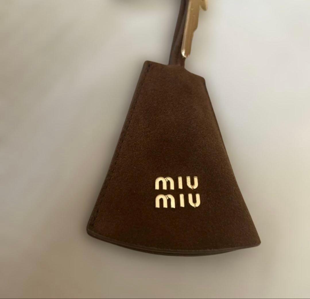 未使用★miu miu ミュウミュウ チャーム キーホルダー 茶 スエード