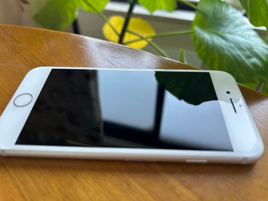 iPhone 8 本体　64GB