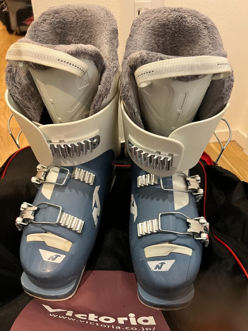 Salomon Lux ジュニア用スキー板 130cm＆NORDICAブーツ